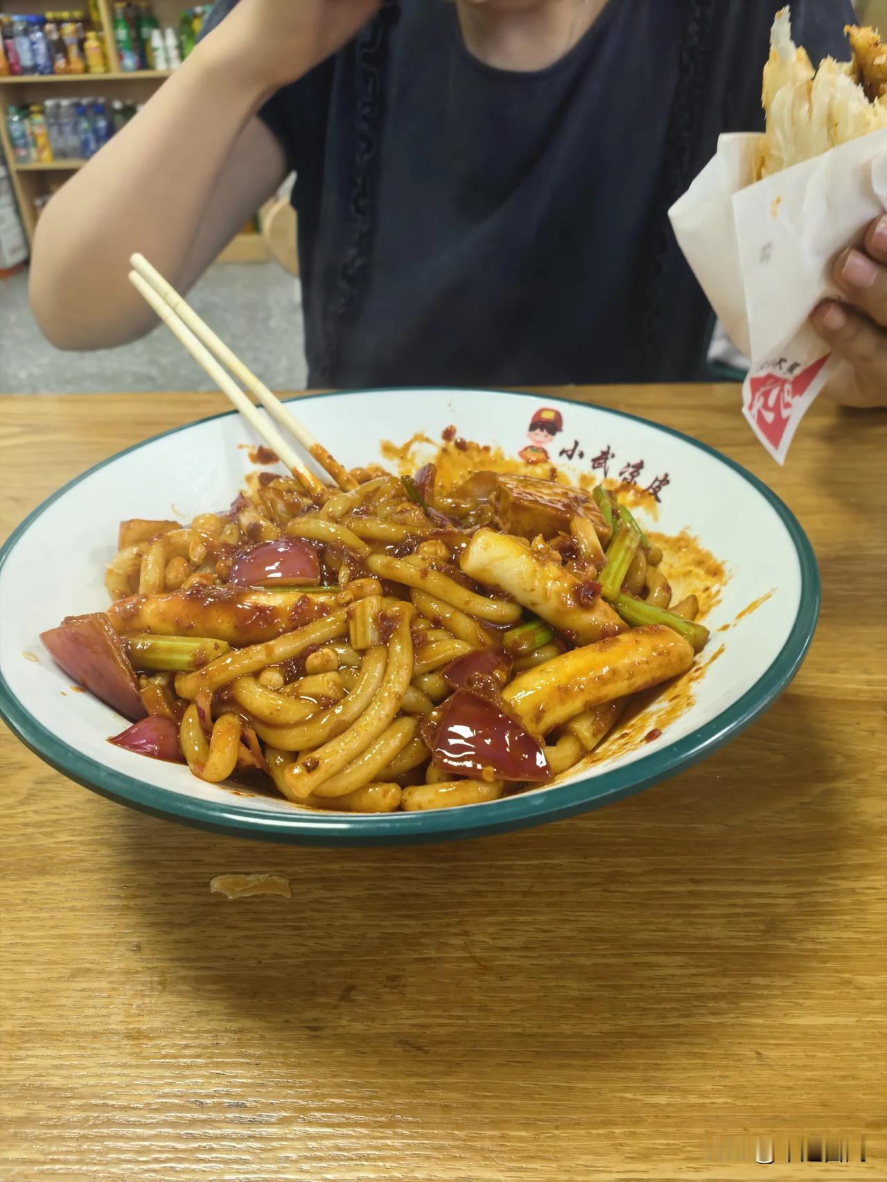 还是面条好吃，米粉太辣了，看着食欲大增，实际上不如油泼面香味足！爆辣炒米粉15