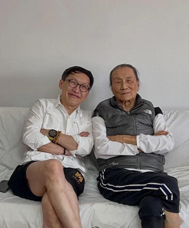 “四哥”谢贤病逝前居家照流出！摘墨镜露真容，后辈轮番探望