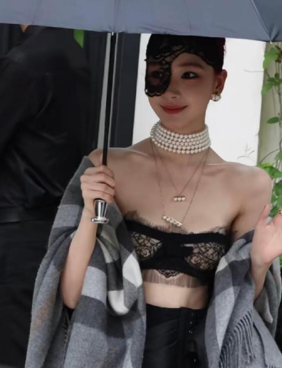 易梦玲眼睛上戴的是什么，眼睛受伤了吗？​​​