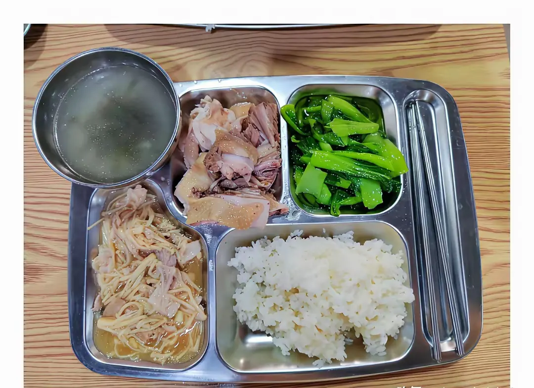 工厂里的饭菜10块钱一份，你们说这个饭菜值不值10块钱？