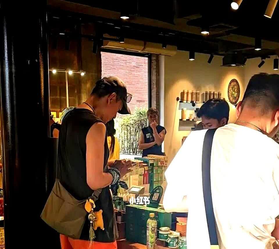 主持人戴军最近几年很少出来活动，他现在定居泰国清迈，和好朋友瞿颖一样，都在泰国清