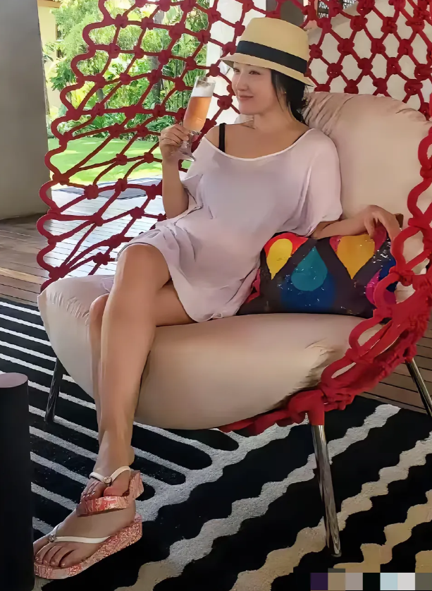 杨钰莹，158cm，歌美人更美，特别是脚小巧精致，一看就是完美脚型！