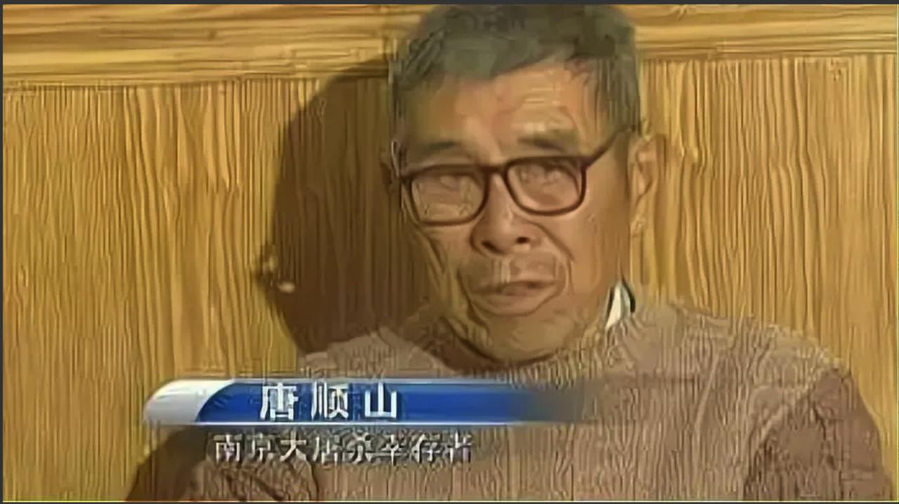 1937年，九名日军将数百名中国人带到了一个大坑前，开始了大屠杀。一名男子见状，