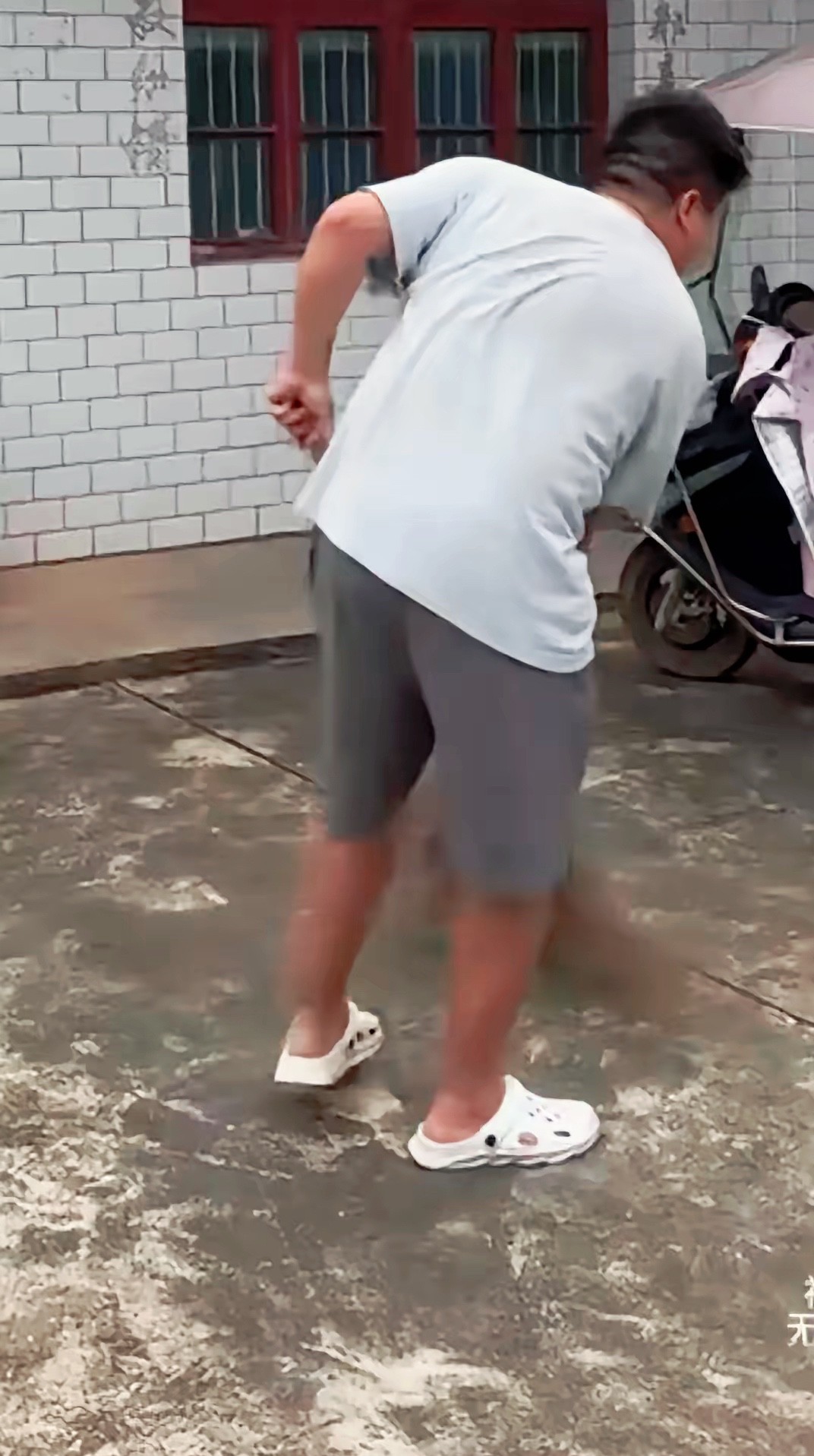 母亲早上走了，儿子没掉一滴泪，没请人帮忙，也没摆席，自己悄悄把老人埋了，扫完院子