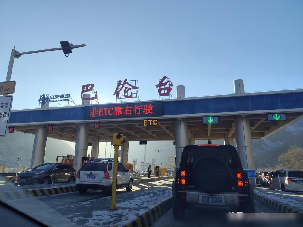 乌尉高速一开通，直接带火了巴伦台镇的餐饮！道路两边全是新A牌照的车辆，拌面馆、烤