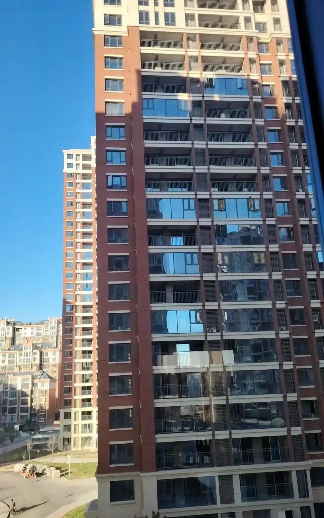 一年轻人去年买了套中间层，图个不高不低不吵，结果今年十二月一入冬，下午一点整阳光