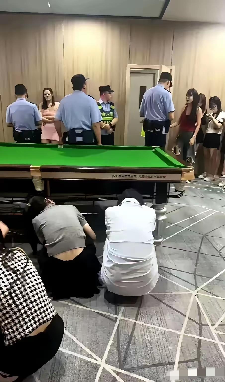 花三百块，漂亮助教贴身教你打台球。可要是你手机一响，立马加收五百，包厢的灯“啪”