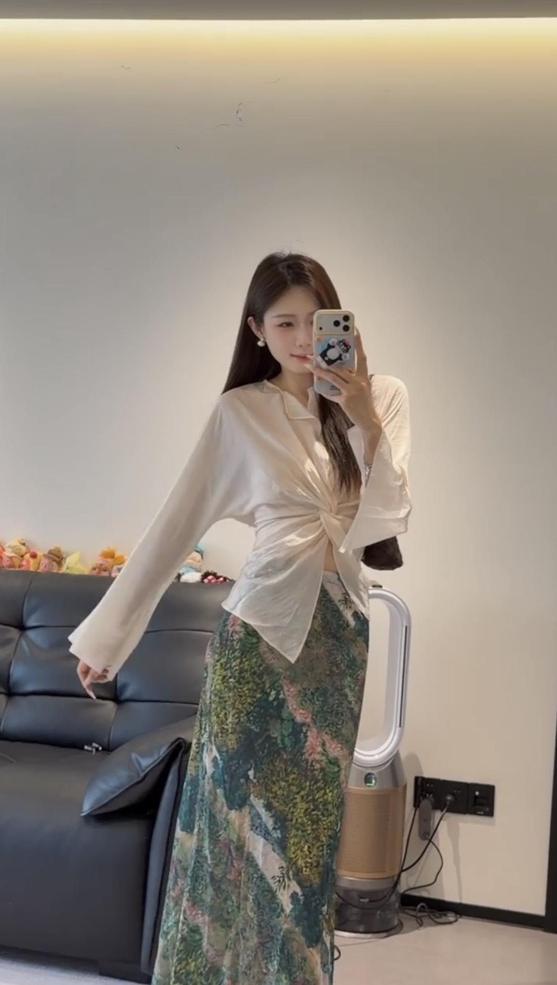 今日穿搭推荐的是清冷禅意风扭结衬衫+油画鱼尾半身裙两件套，自带温柔又有气质的氛围