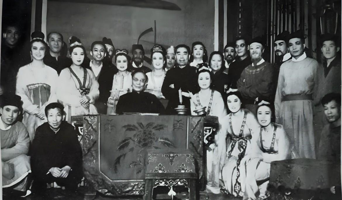 1962年7月，周恩来总理在看了人艺话剧《武则天》后，特意与该剧编剧郭沫若及全体