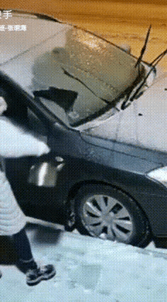 咱谁都不服，就服这大姐！雪后上冻车窗结了冰，她嫌刮着麻烦，直接拎壶滚烫开水