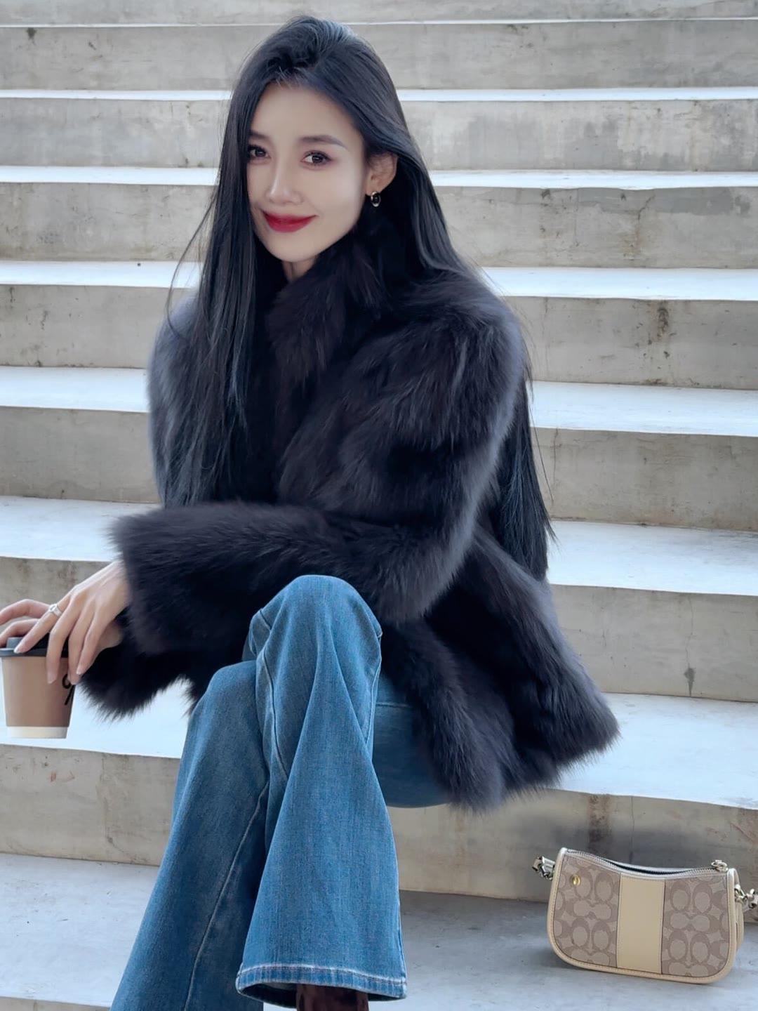 有气质的穿搭如何打造?打造有气质的穿搭，核心在于质感与适配度。以毛绒外套、利落大