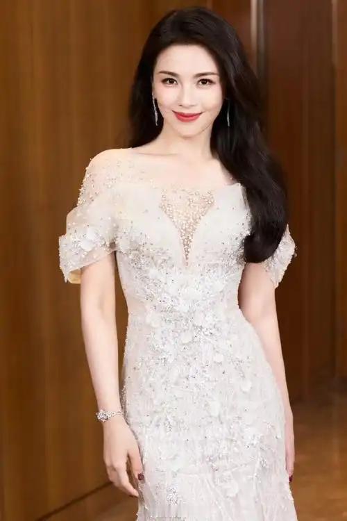 2026年央视春晚的舞台上，刘涛迎来了她第九次登台。今年恰逢她的本命年，身着红衣