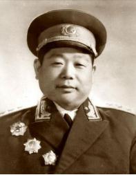 1983年，陈锡联想去看望詹才芳，秘书以为，陈锡联级别高，现在又是中顾委常委，便