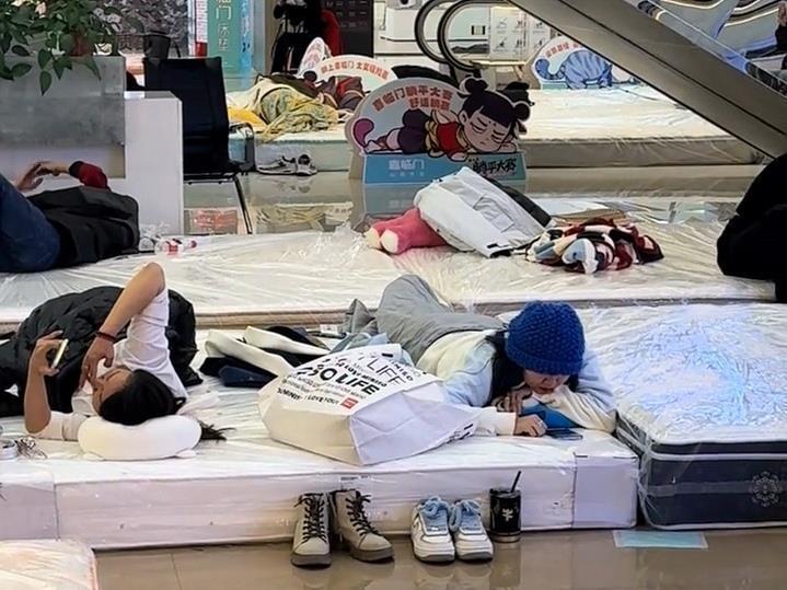 内蒙古，一上场内举办“躺平”大赛，比赛不限制时间，甚至能点外卖，看手机，唯独不能