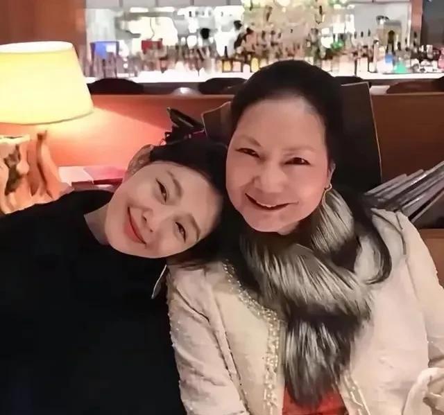 看到S妈凌晨痛心发文求大S给她托梦，给她指示，小编没觉得S妈在演戏，也没觉得她可