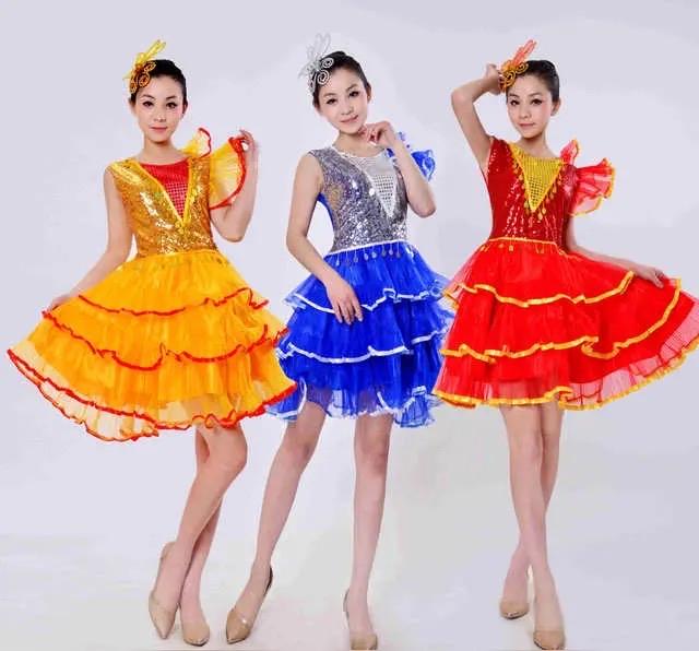 “这才是学校该有的样子！”元旦学校演出后，28套演出服装被家长退回，商家无奈发视