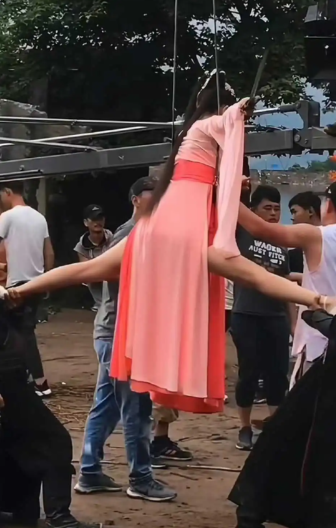 演员是真的不好干，挣得其实也不多！​