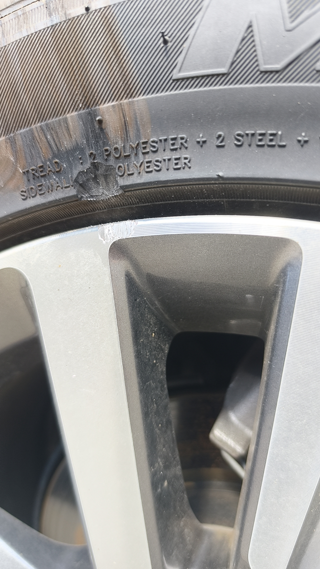 这一点点4儿子店直接让我换一个轮胎正常马路牙子上磕了一点，没漏线，4儿子店说要