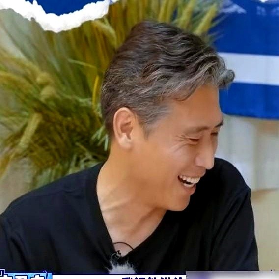 饭桌上，李乃文突然扭头问陈哲远：“你有女朋友没？”陈哲远猛地一愣，呼吸都停了半秒。他不敢接话，眼皮一