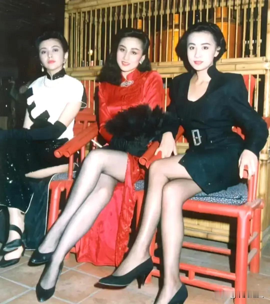 一张30年前的神仙合影直接看呆！关之琳、利智、刘嘉玲三大港风女神同框，随便截一张