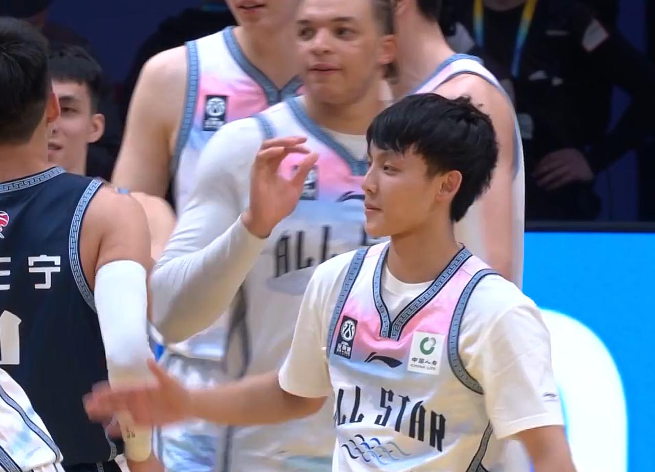 拿到MVP大奖，徐杰感慨万千！CBA全明星赛，最终，南区队以161-147大胜