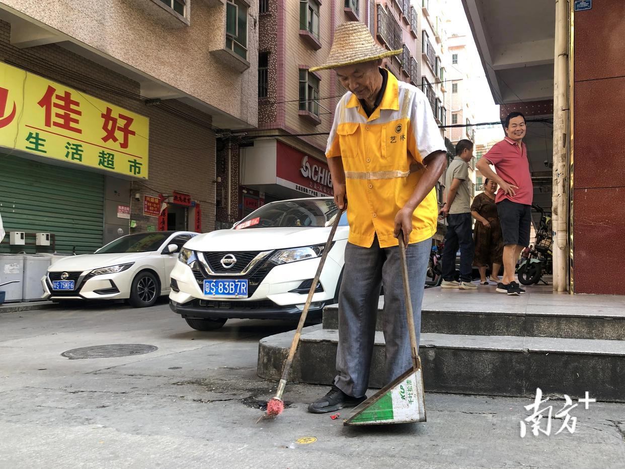 暖心！环卫大爷买早饭遇“翻车”，老板一个举动让全网点赞