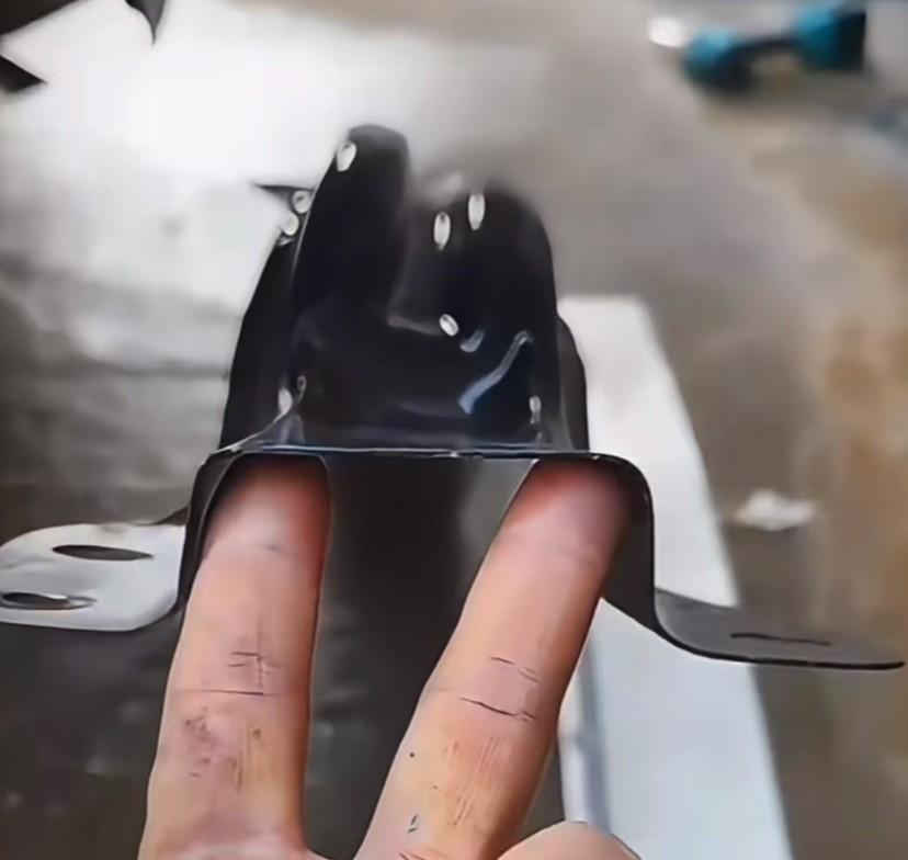 三十多万的新能源防撞梁没想到这么薄，网友拿来削苹果，真的是太讽刺了～