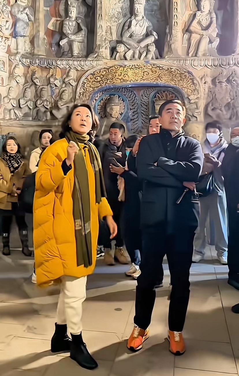 果然个子高就是有优势。刘芳菲这件正黄色羽绒服，颜色是真好看。在冬日里让人眼前一亮