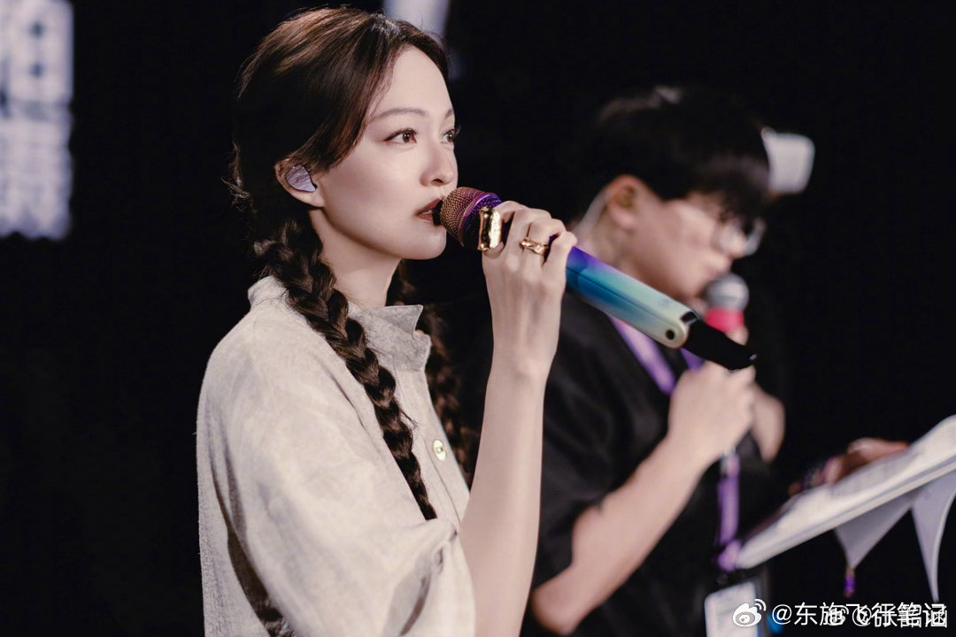 张韶涵F1式换装、张韶涵30秒换装看完后台片段大开眼界，张韶涵F1式换装太硬核，