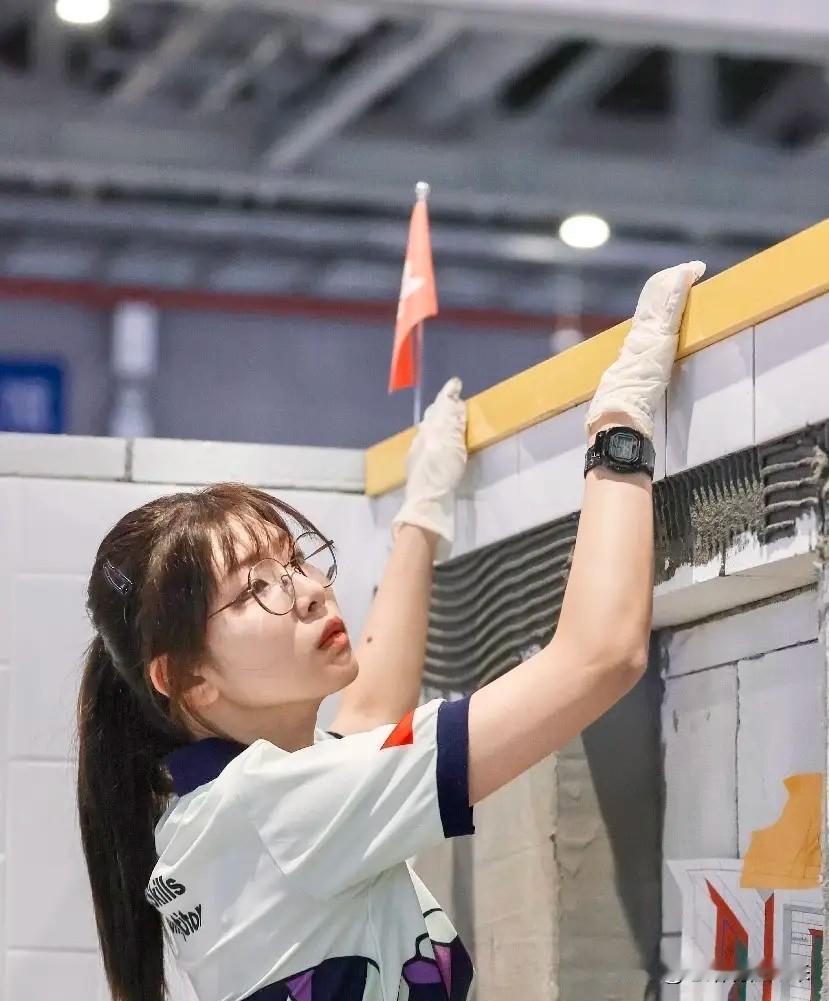 比港姐还漂亮的香港女孩，却在工地搬水泥、贴瓷砖，她的一双鞋底，磨平了戴心怡，