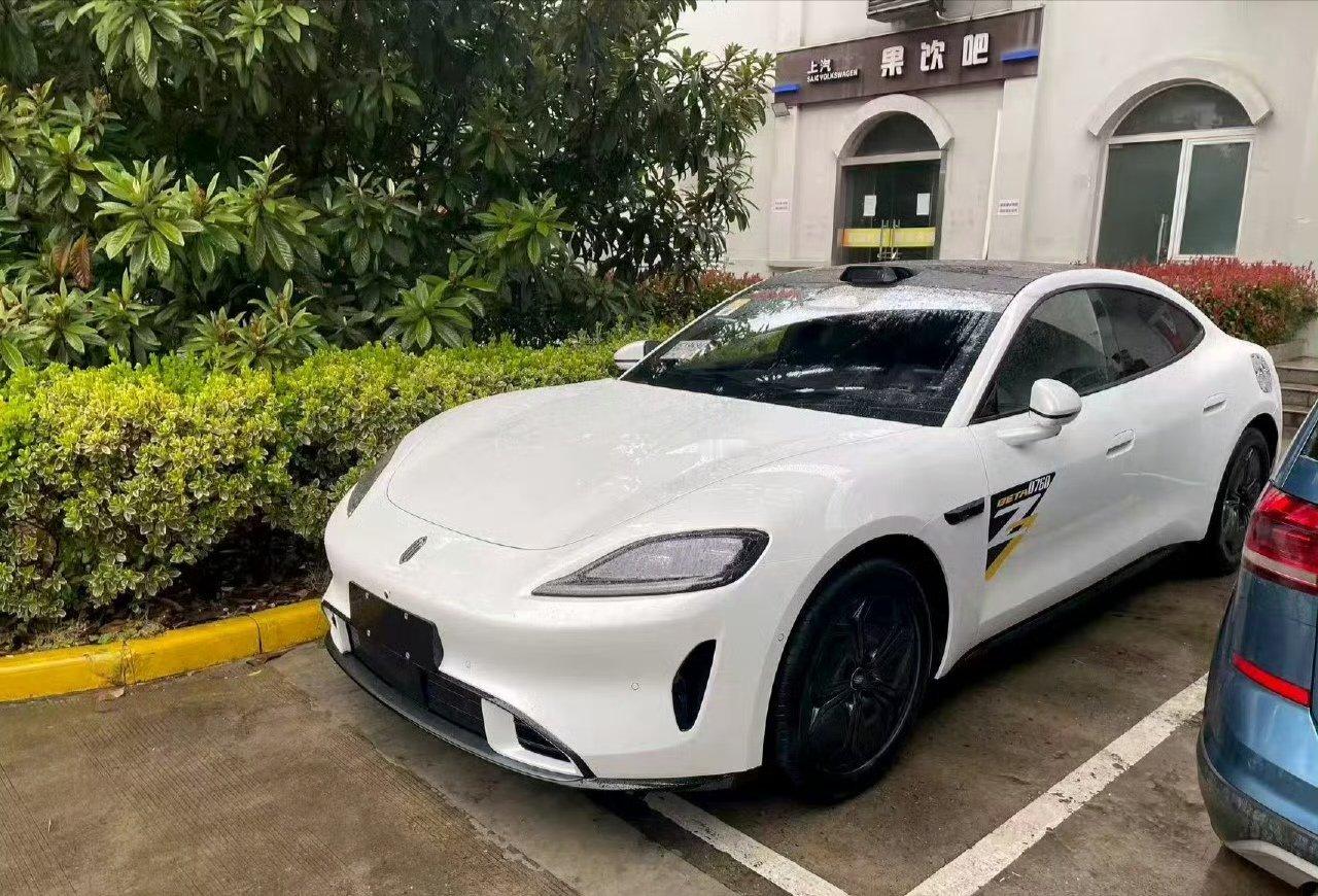 【鸿蒙智行尚界Z7轿跑白色实车曝光，新车3月23日开启预订】鸿蒙智行