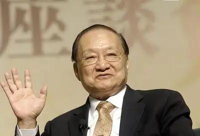 金庸笔下尽是侠客为国为民的壮举，现实中的他却在这个关键问题上看走了眼。文人终究难