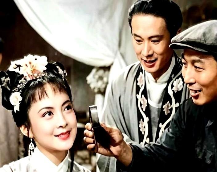一张泛黄的老照片里，化妆师正屏息凝神给演员定妆。这是五六十年代老电影《桃花扇