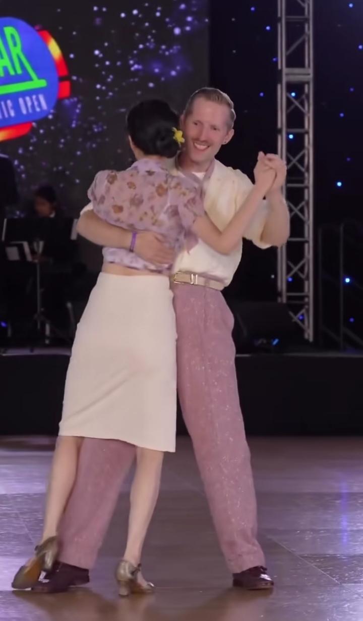 我一看到中国美女和老外这么亲密我就生气！
