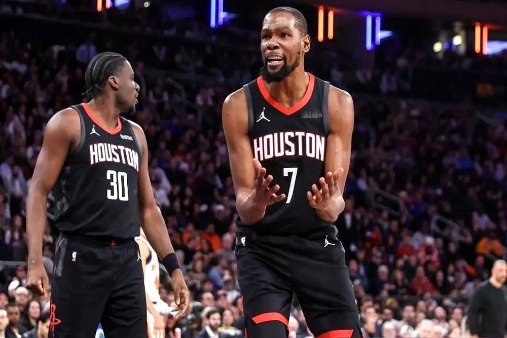 五百万加两个选秀权，火箭就把场均19分的持球核心贱卖了。因为更衣室那点事儿，休斯