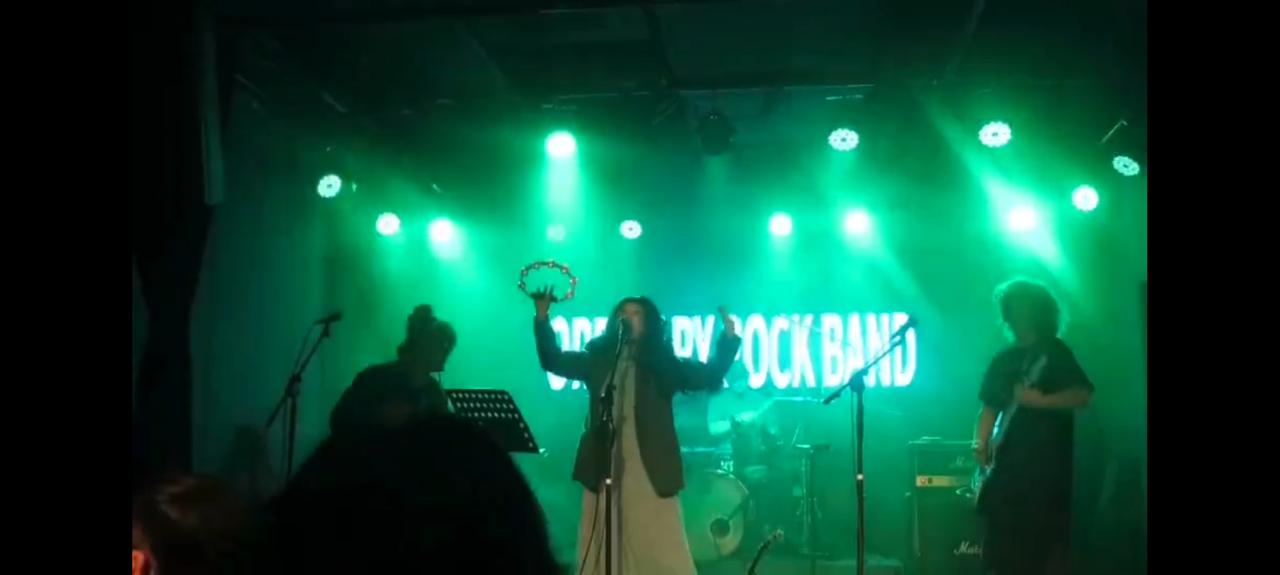 28岁摇滚主唱被椅子压死？排练室一幕曝光！电动座椅竟是“杀人凶器”？摇