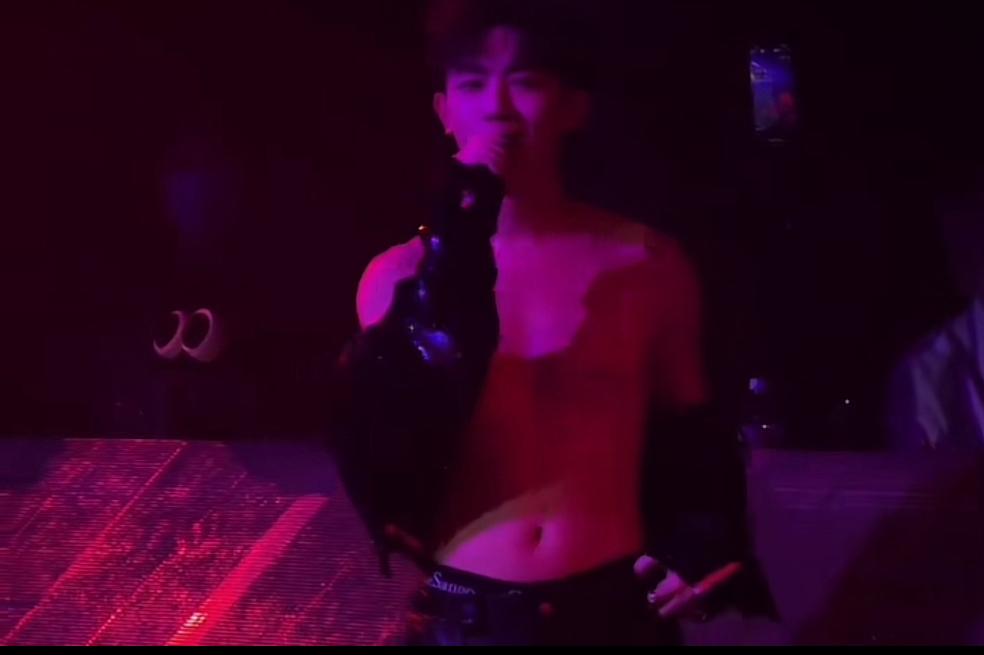 李明德脱掉衣服的底气究竟是谁给哒😂😂🤦‍♀️从里面出来后，继续拍戏肯定