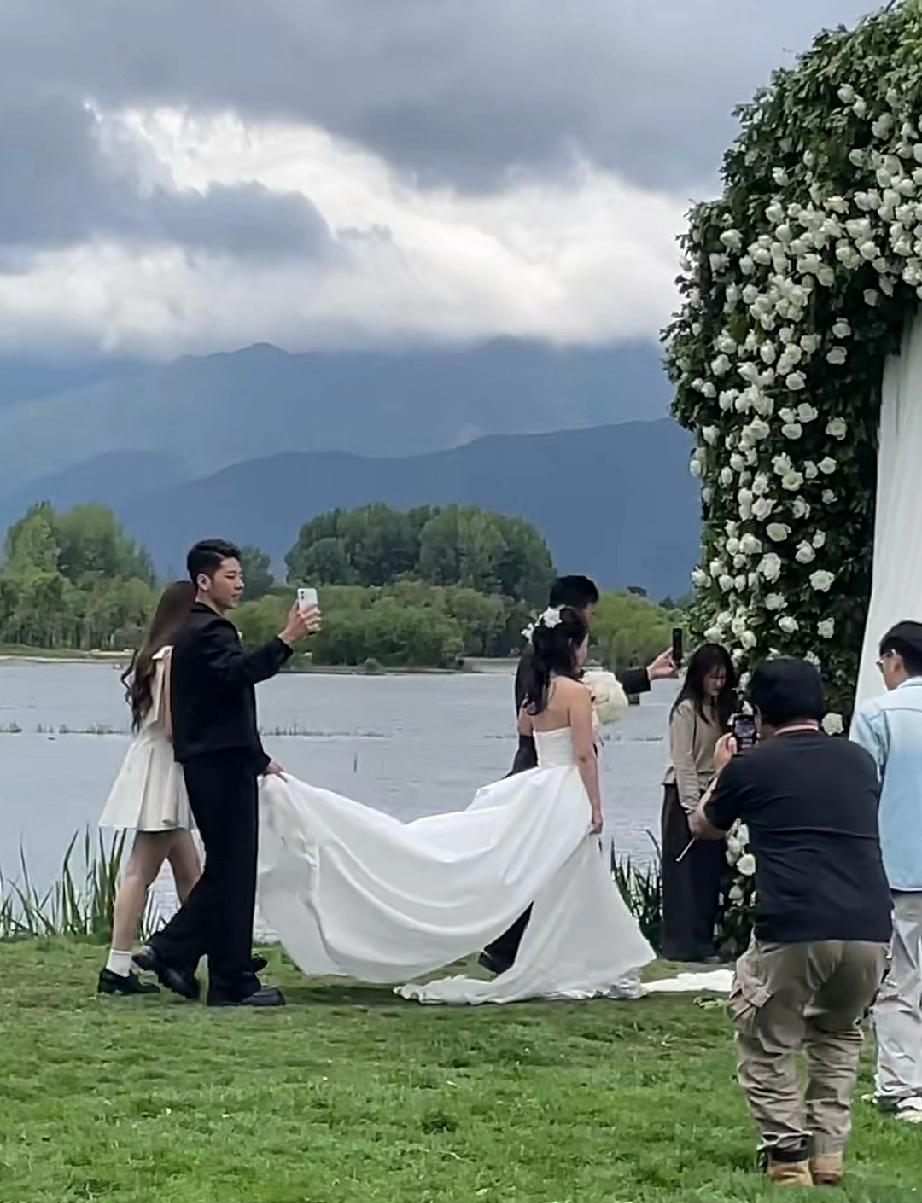 58岁的郭涛这是补办婚礼了吗？郭涛夫妻俩带着儿子石头还有女儿郭懿文在大理似乎办了