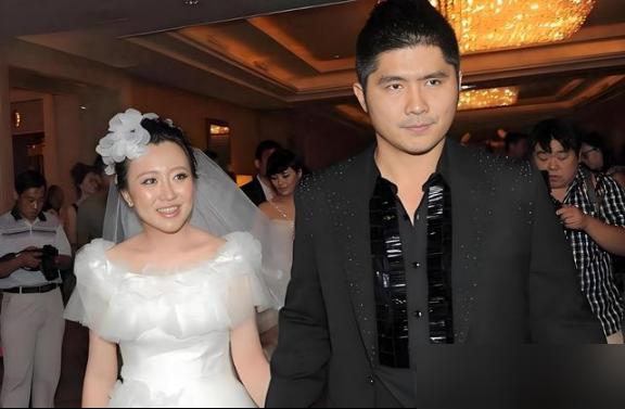 别再信什么10亿豪门了，你看看潘长江女儿，结婚13年，天天带着儿子赖在娘家，还得