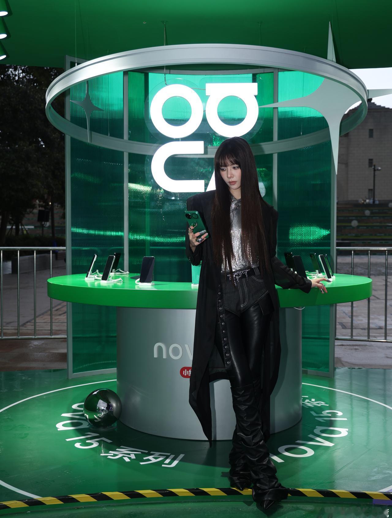 辣妹宋妍霏我笑纳了宋妍霏的时尚感真的超强，甜酷套装和美式复古辣妹风都演绎得超精彩