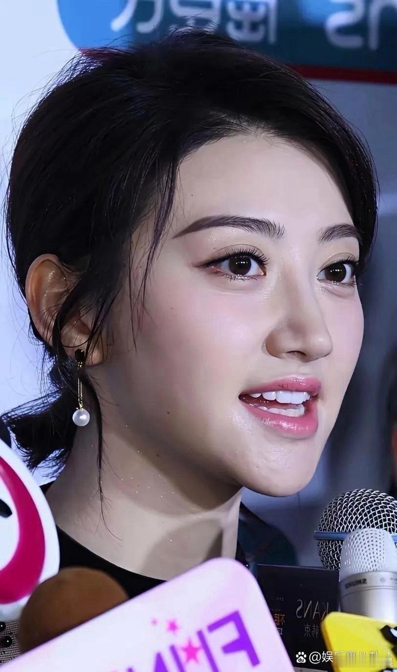 景甜这牙齿也太白了吧！笑起来又亮又整齐，颜值直接再上一个台阶，太吸睛了～