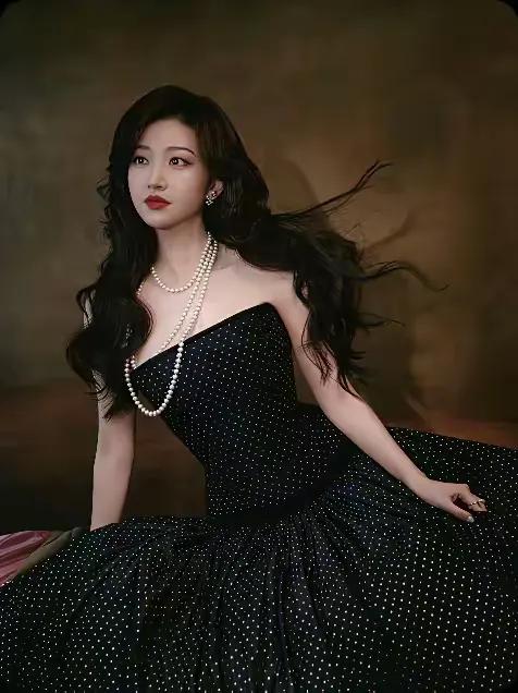 王某人王某人，实际上是要说“王的女人”，怕平台不让通过，退而求其次。王的