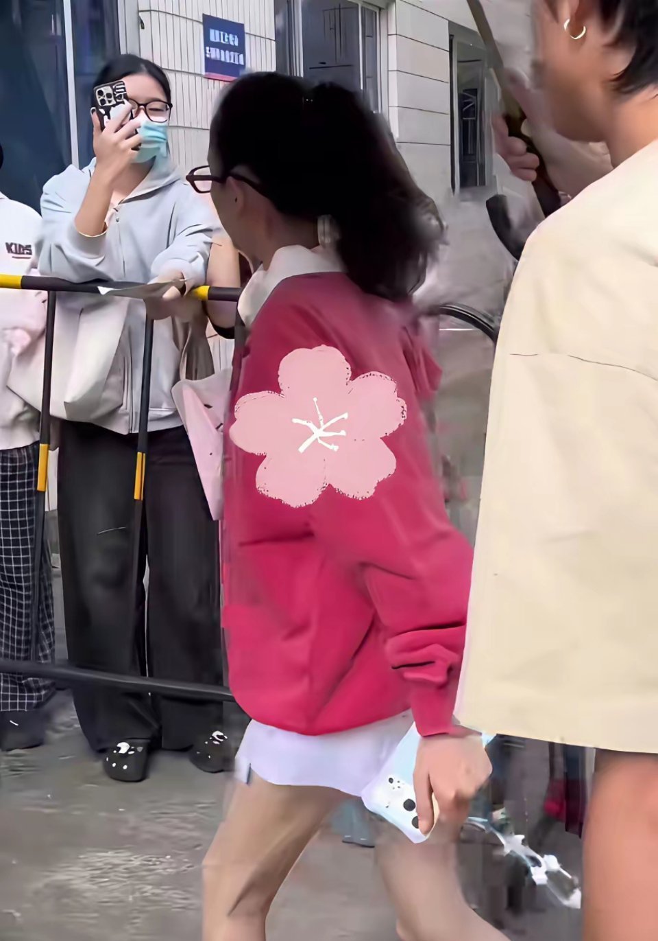 宋祖儿这也太瘦了吧都成了皮包骨了