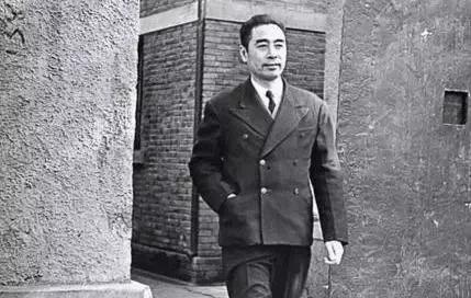 “一日为师，终身为父。”蒋介石曾想动周恩来，可黄埔学生不答应。胡宗南跪过、杜聿明