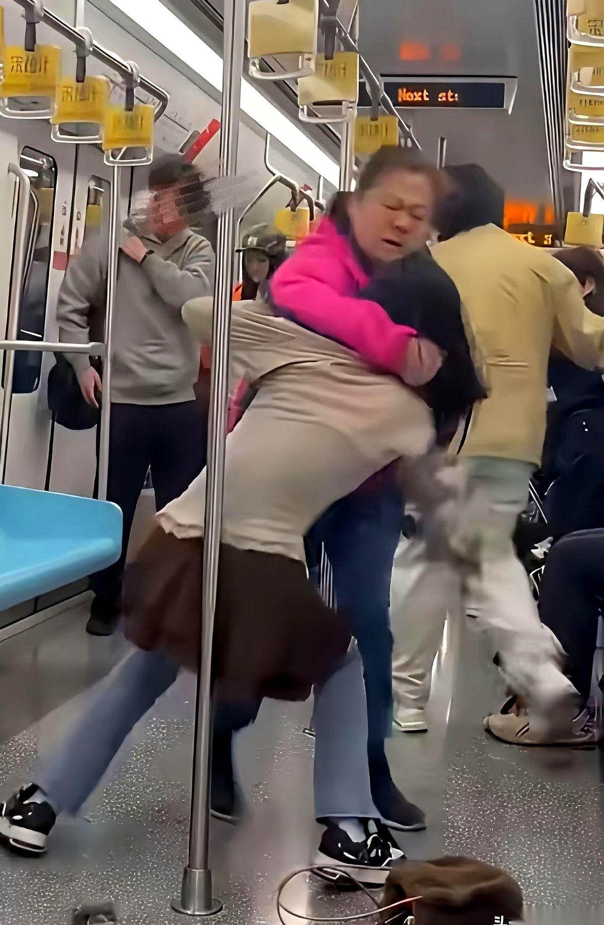“让座！”一声吼，她手里的包甩了出去！32岁的白领还没反应过来，头发已经被一把薅