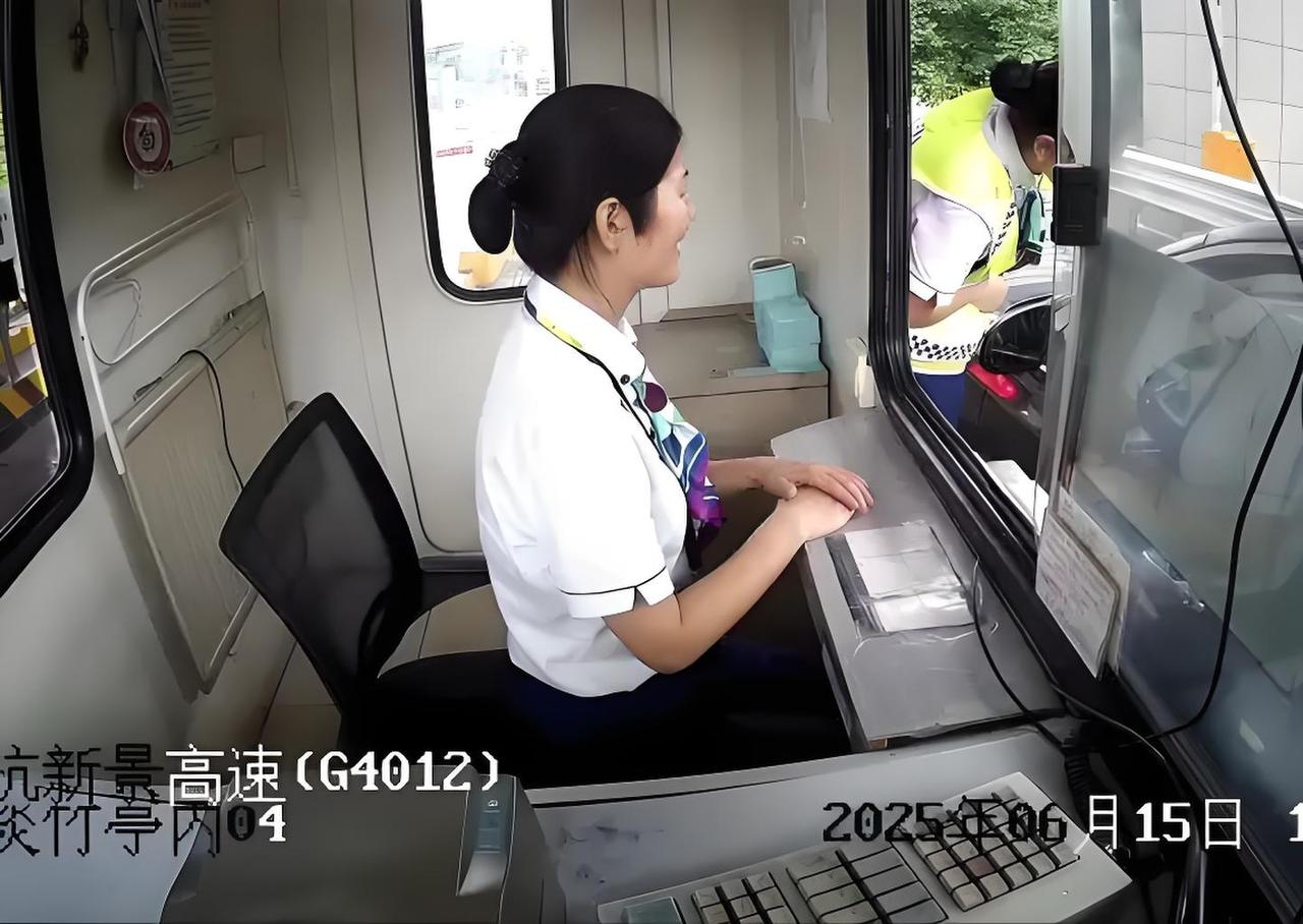 泪目！收费员全年垫付10多万过路费，1377次善意全被归还，公司兜底却一次没用到