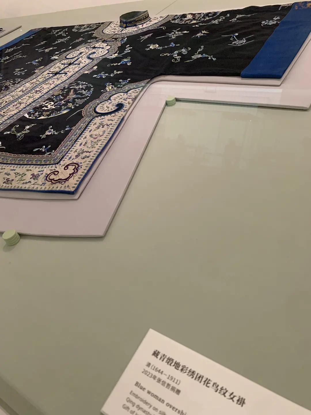 才知道歌手张信哲是地道的古董爱好者，曾给上海博物馆捐赠过12件晚期民国服装，每一