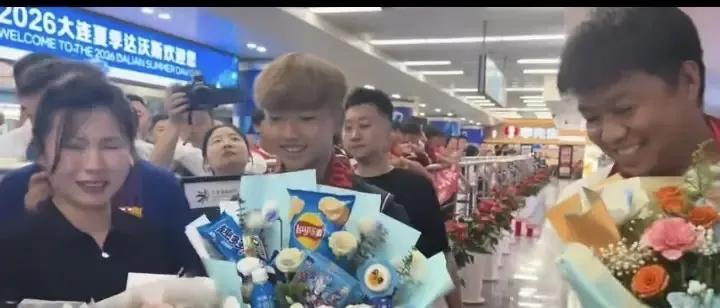 14岁大连小将李昊炎签约巴萨青训，回乡探亲本是件大好事。可妈妈接受采访时着重感