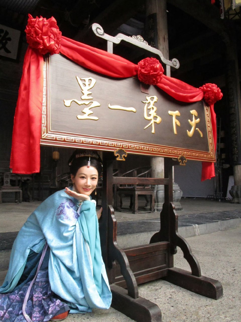 杨紫没人通知我啊哈哈哈哈杨紫那个瞬间呆滞的表情我都能想象出来，脑袋里大概在疯狂