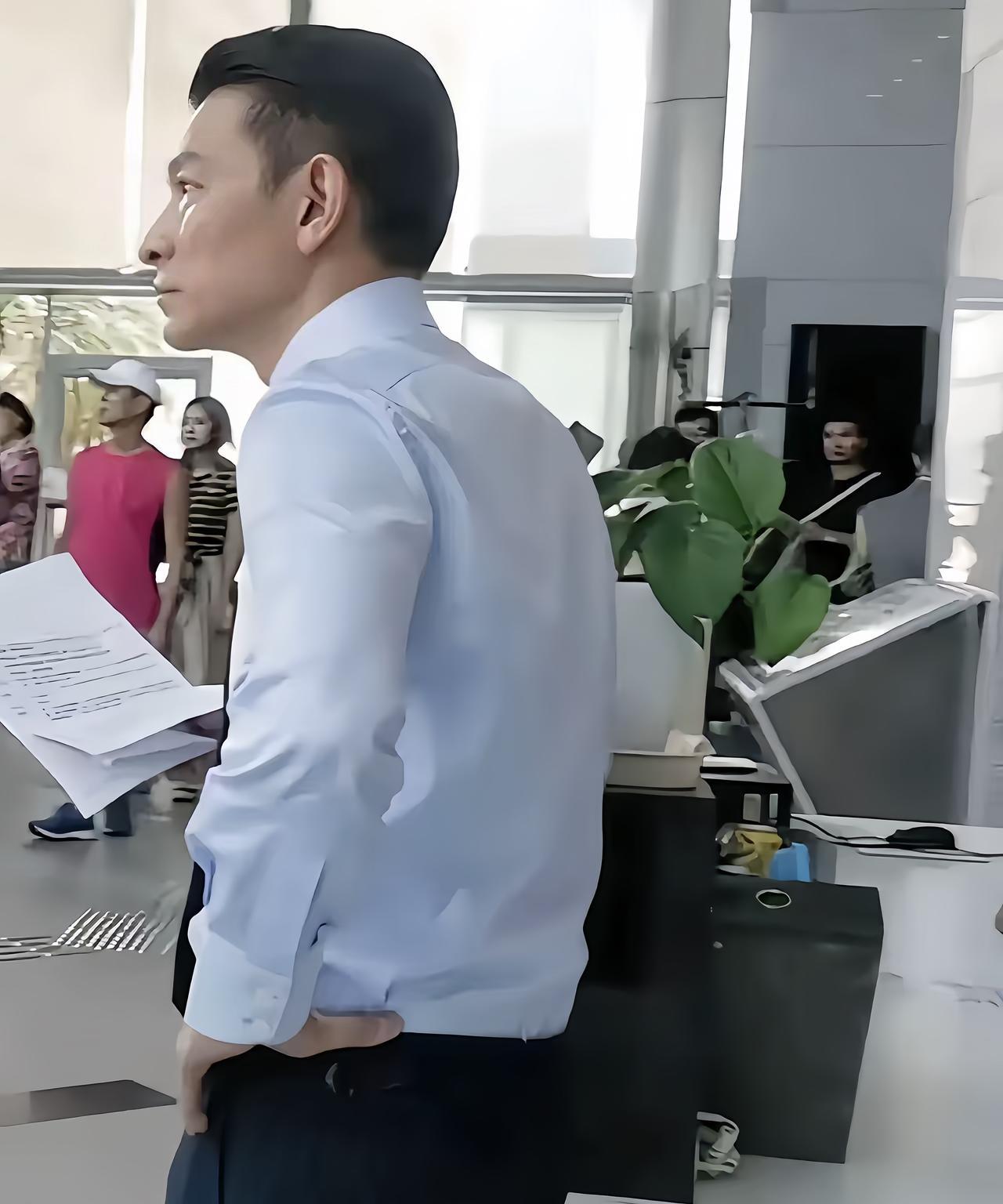 刘德华这个背影，真的很不错，给人一种帅气又儒雅的感觉，有着公司老板的风范。63